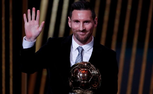 Lionel Messi je ponosno pokazal zlato žogo, toda najbrž še ni pomahal v slovo ... FOTO: Reuters