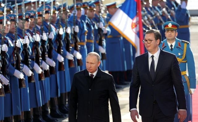 Vučić skuša amnestirati Rusijo in Putina, da bi preprečil škodo v odnosih med državama. FOTO: Stoyan Nenov/Reuters