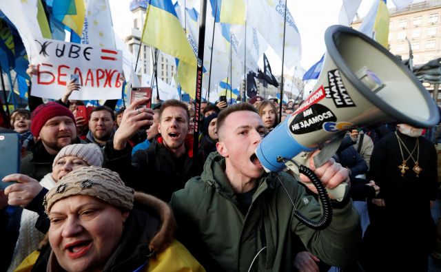 Dan pred vrhom normandijske četverice se je v središču Kijeva zbralo več tisoč demonstrantov, ki so ukrajinskega predsednika pozvali, naj v pogajanjih ne popušča Rusiji. Foto Reuters