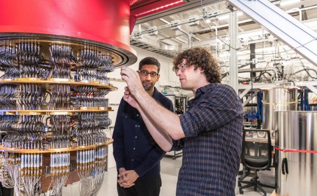 Izvršni direktor Googla Sundar Pichai in inženir Daniel Sank ob kvantnem računalniku. FOTO: Reuters