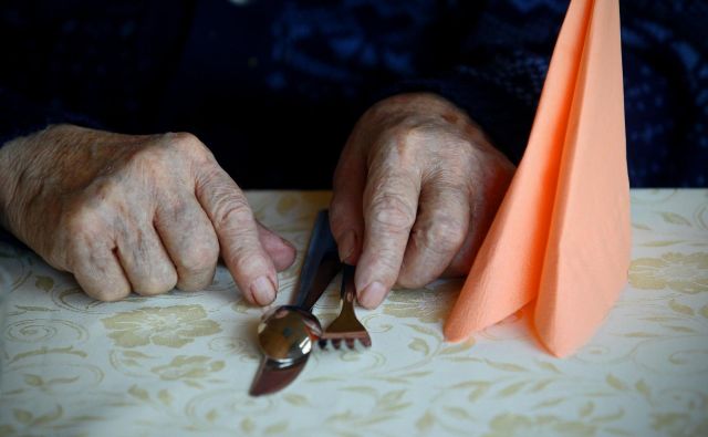 Zaposleni v domovih za starejše in posebnih zavodih si zaslužijo primerno plačilo, saj opravljajo zahtevno in odgovorno delo.  FOTO: Blaž Samec/Delo