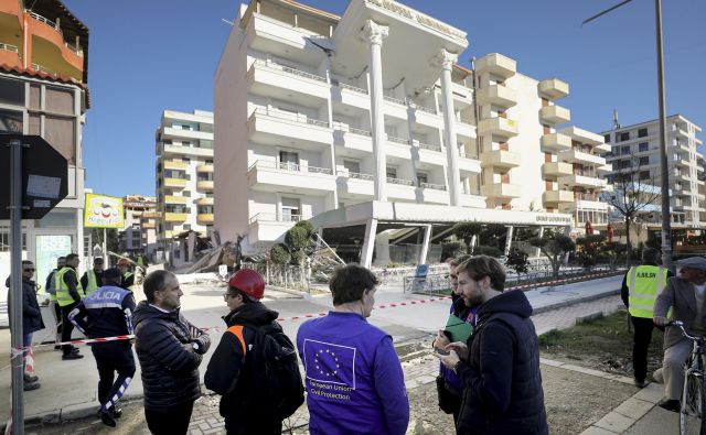 Natančnih podatkov, koliko ljudi je prizadetih in koliko stavb je neprimernih za bivanje, ni. FOTO: Peter Žerjavič/Delo