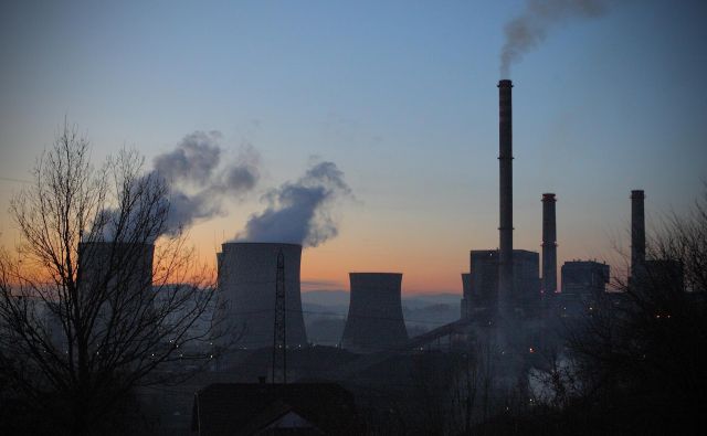 Življenje v bližini termoelektrarne Tuzla je zlasti v zimskem obdobju že zdaj zelo nevarno, ljudje za rakom na tem območju umirajo petkrat pogosteje kot v drugih primerljivih krajih v Bosni in Hercegovini. FOTO: Joze Suhadolnik / Delo