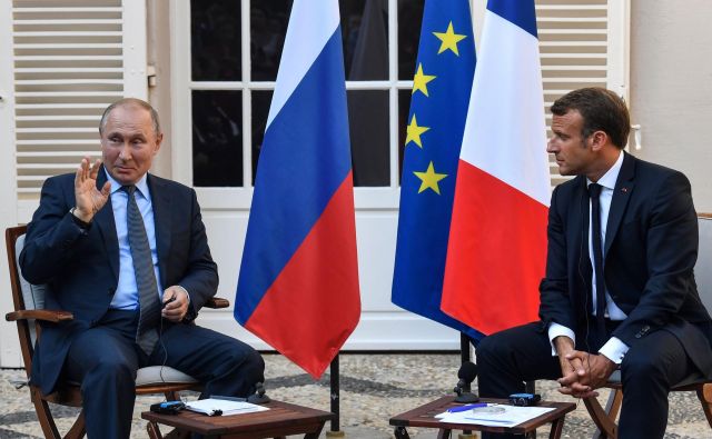 Francoski predsednik Emmanuel Macron in ruski predsednik Vladimir Putin avgusta letos med srečanjem ob Azurni obali. Foto Gerard Julien/Afp