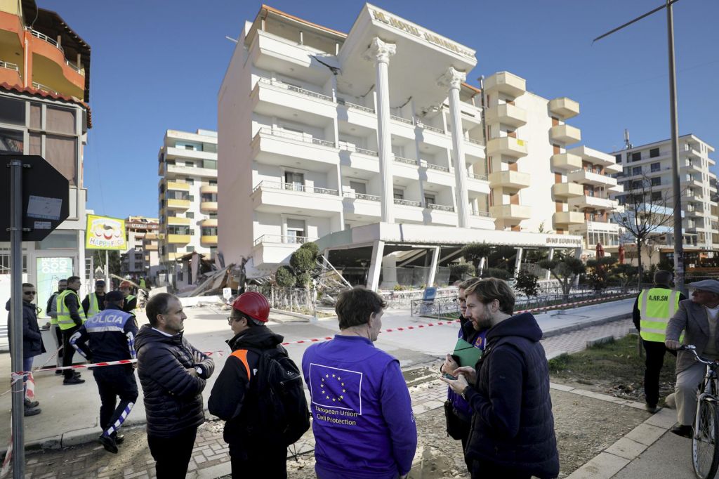 FOTO:Albanski ognjeni krst komisarja Lenarčiča    