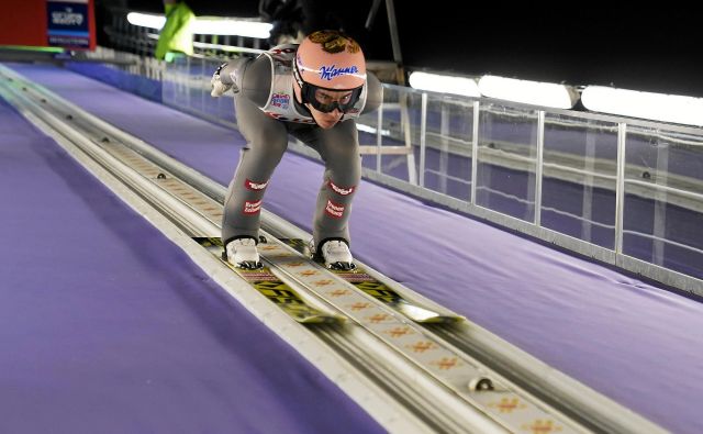 Avstrijski skakalni as Stefan Kraft je včeraj v Nižnem Tagilu pokazal svojo moč. FOTO: Reuters