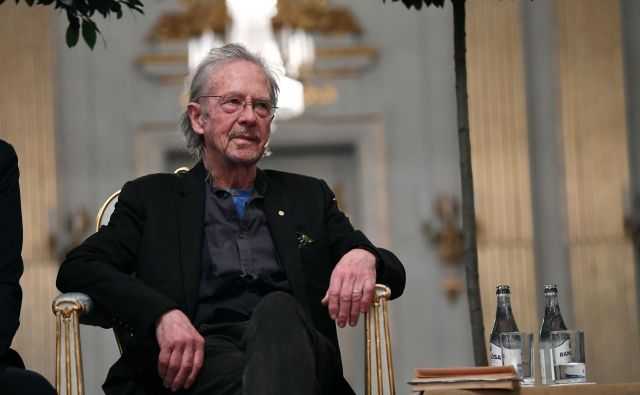 Peter Handke se poskuša v pogovorih z novinarji distancirati od političnih tem. FOTO: Jonathan Nackstrand/Afp