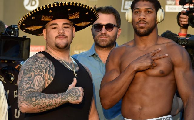 Britanski boksarski zvezdnik Anthony Joshua (desno) je trdno odločen drevi v Rijadu poravnati račune z Američanom mehiškega rodu Andyjem Ruizom. FOTO: AFP