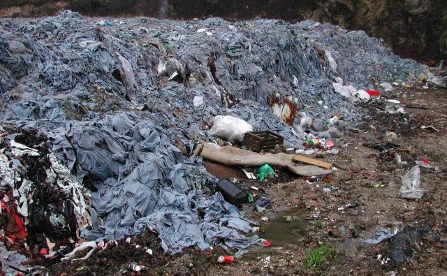 Usnjarske odpadke so pred leti preprosto prekrili z zemljo, zdaj pa obremenjujejo okolje. FOTO: Bojan Rajšek/Delo