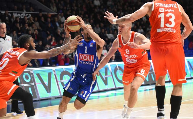 Justin Cobbs, v prejšnji sezoni član zagrebške Cedevite, je bil najučinkovitejši strelec Budućnosti in derbija. FOTO: ABA