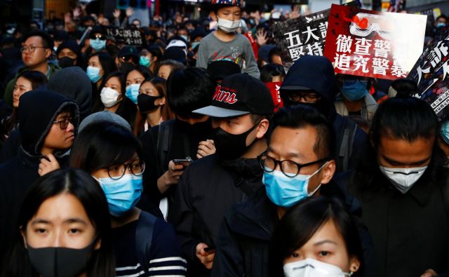 Organizatorji protestov so hongkonške oblasti opozorili, da imajo zadnjo priložnost za končanje politične krize. FOTO: Thomas Peter/Reuters