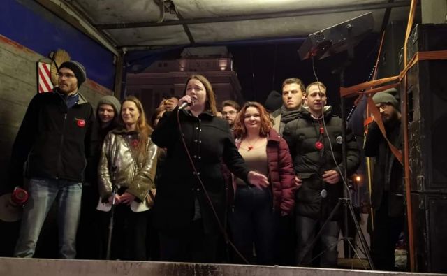 Vodstvo protestov se je obrnilo k protestnikom sinoči najprej s kamiona pred Filozofsko fakulteto. FOTO: FB stran gibanja »1 od 5 milijonov«.