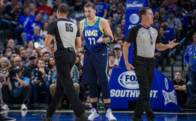 Luka Dončić se je v finišu dvoboja s Sacramentom komajda ognil izključitvi. FOTO: USA Today Sports