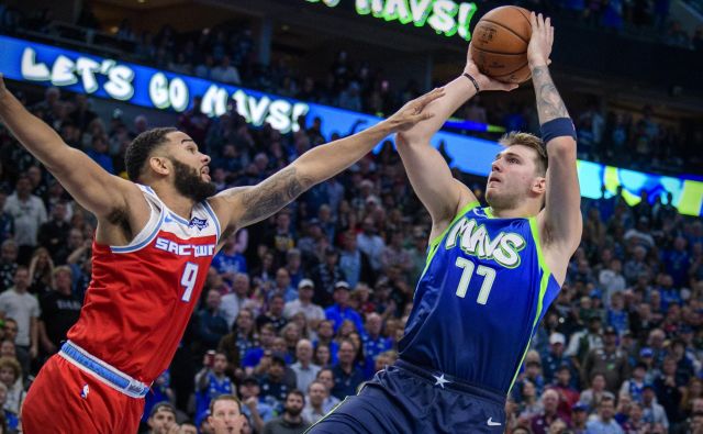 Prekršek ali ne? Pri zadnjem metu Luke Dončića se je Sacramentov branilec Cory Joseph dotaknil roke Dallasovega zvezdnika. FOTO: USA Today Sports