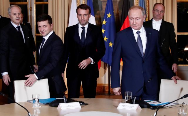 Ukrajinski predsednik Volodimir Zelenski in ruski voditelj Vladimir Putin sta se v Parizu kot gosta francoskega predsednika Emmanuela Macrona prvič srečala iz oči v oči. Foto: Reuters