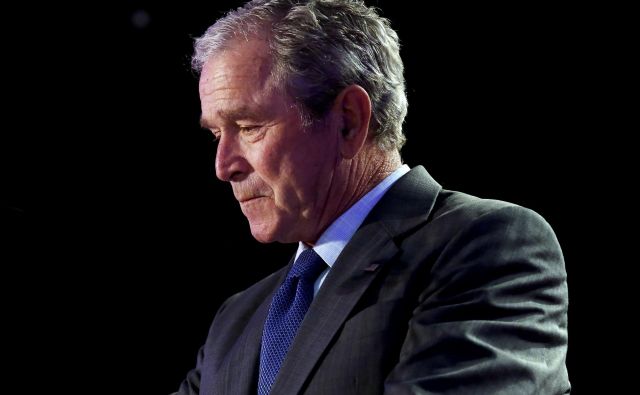 Vojno v Afganistanu je začel republikanski predsednik George W. Bush manj kot mesec dni po terorističnih napadih na New York in Washington.