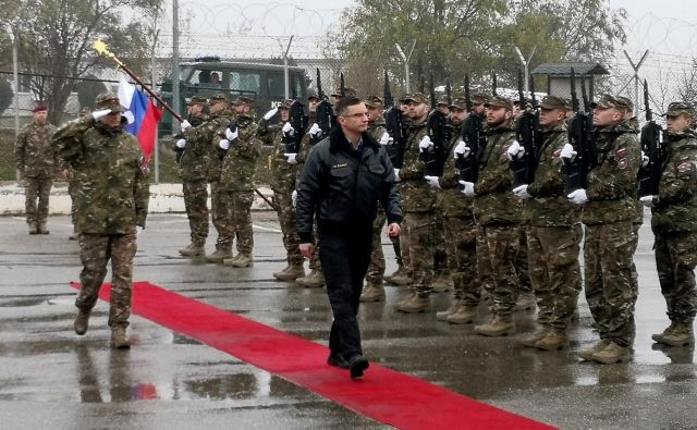 Premier Šarec je tik pred prazniki in pred 20-letnico slovenskega delovanja v mednarodni misiji na Kosovu tam obiskal slovenske vojake. FOTO: Novica Mihajlović