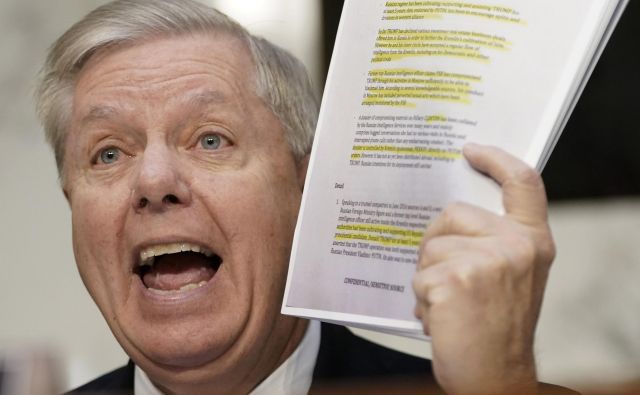 Republikanski senator Lindsey Graham opozarja na nedokazane trditve Steelovega dosjeja. FOTO: Win Mcnamee/AFP