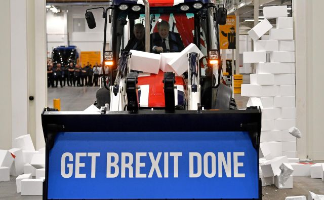 Boris Johnson je za volanom buldožerja še enkrat opozoril volivce na pomen tokratnih volitev. Mu bodo ti namenili parlamentarno večino, ki si jo tako želi? FOTO: Reuters