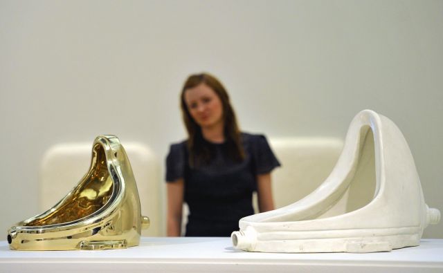 Duchamp je keramični pisoar položil na podstavek, kakršne pač imajo kipi, in vse skupaj duhovito poimenoval <em>Fontana</em>. FOTO: Toby Melville/Reuters