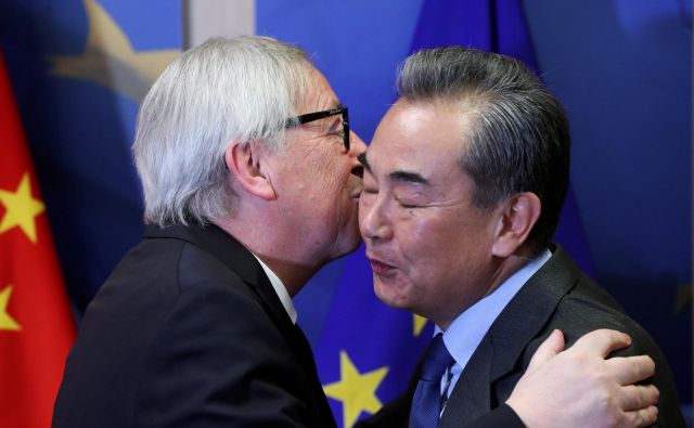 Kitajski zunanji minister Wang Yi je Bruselj, kjer ga je sprejel nekdanji predsednik evropske komisije Jean-Claude Juncker, nazadnje obiskal marca. V Sloveniji bo na obisku prvič. FOTO: Reuters