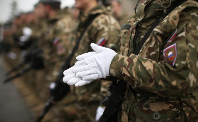 Tako kot se okoli ničesar v Sloveniji ne strinjamo, se seveda ne strinjamo niti o številnih vprašanjih v zvezi z obrambo države. FOTO: Jure Eržen/Delo