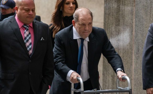 Harvey Weinstein zapušča sodišče v New Yorku, 11. decembra 2019. FOTO: David Dee Delgado/AFP