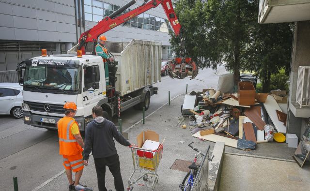 Kupi odpadnega kosovnega materiala tudi pozimi niso nič manjši. FOTO: Jože Suhadolnik/Delo