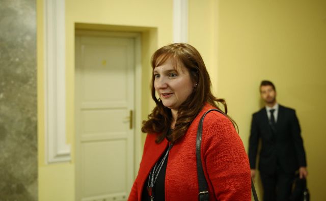 »Obtožbe, da nisem upoštevala Zakona o tajnih podatkih, zavračam, za takšne sodbe Knovs tudi nima kompetenc,« je po objavi poročila navedla Simona Drenik Bavdek, ki je na zaslišanje Knovsa prišla v spremstvu odvetnika Romana Završka. FOTO: Jože Suhadolnik/Delo