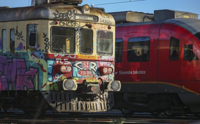 Slovenske železnice še vedno vozijo tudi z ostarelimi poljskimi gomulkami in desiroji, ki so iz Siemensa na slovenske tire prišli v devetdesetih letih prejšnjega tisočletja. FOTO: Jože Suhadolnik/Delo