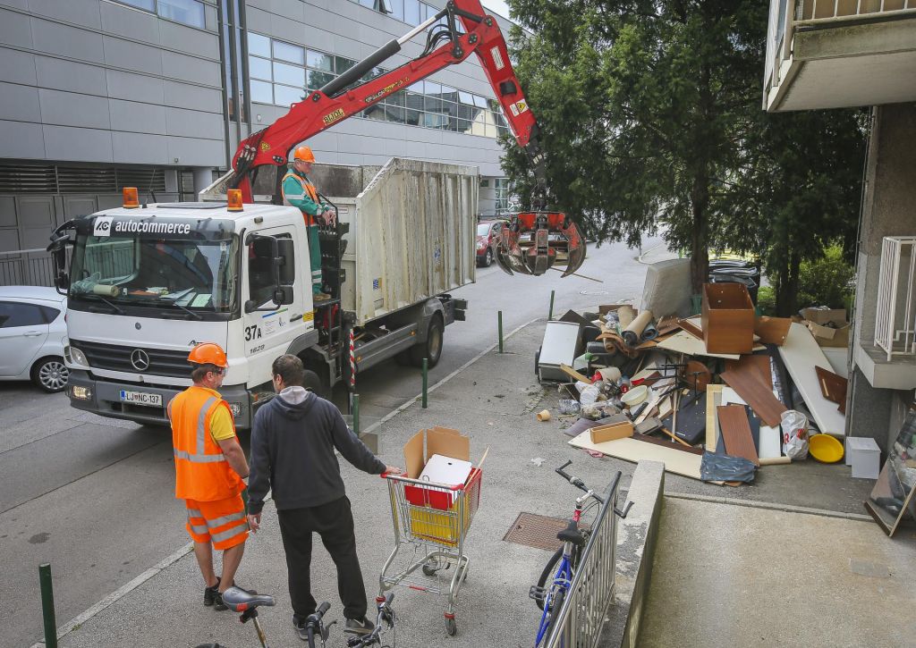 Vztrajna črna odlagališča kosovnega materiala