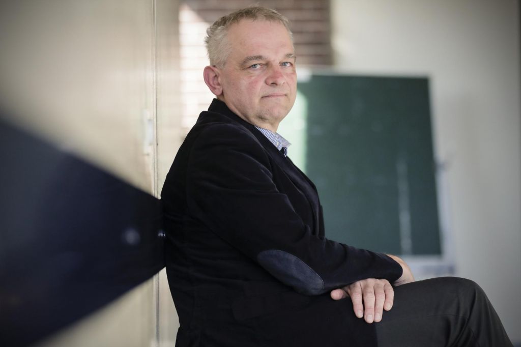 FOTO:Kot kanja uživa v opazovanju zemeljskih podrobnosti