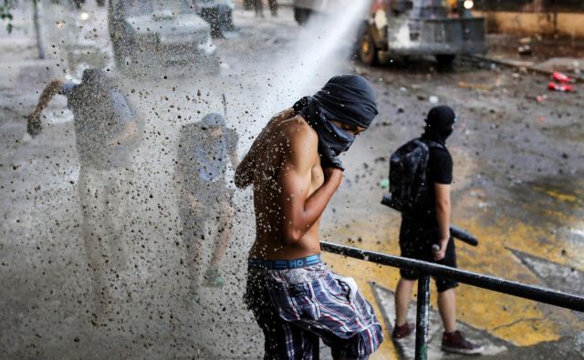 Protesti so zahtevali 26 življenj, najmanj štiri od njih je Urad ZN za človekove pravice označil za »nezakonite«. FOTO: Pablo Sanhueza/Reuters