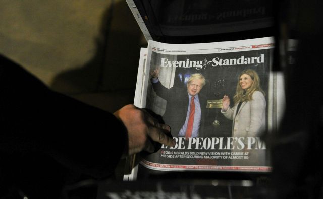 Prepričljiva zmaga konservativcev pomeni, da bo britanski premier Boris Johnson preživel božič v Downing Streetu 10. FOTO: Daniel Sorabji/AFP 