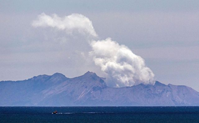 V času izbruha je bilo na Belem otoku ali v njegovi neposredni bližini najmanj 48 ljudi. FOTO: Marty Melville/AFP