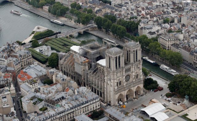Več kot polovica Francozov si želi, da bi bila katedrala po prenovi videti natanko tako kot pred požarom. FOTO: Reuters