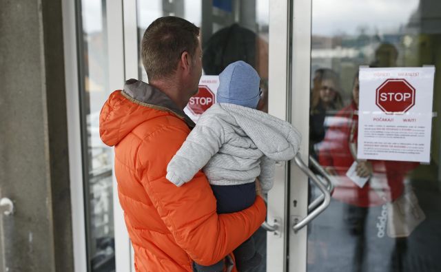 Izbruhi bolezni, povezani z odkritimi primeri, se lahko pojavljajo vse do konca leta, opozarjajo v škofjeloškem zdravstvenem domu. FOTO: Blaž Samec