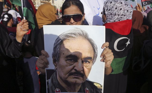 Kalifa Haftar grožnje z napadom na Tripoli lahko uresniči le s privolitvijo – ali naročilom – svojih pokroviteljev. FOTO: Esam Al-fetori/Reuters