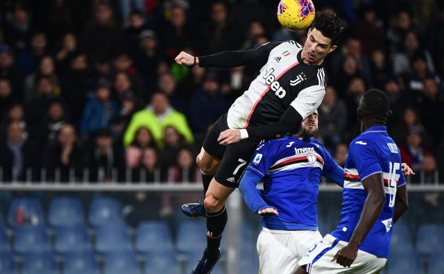 Cristiano Ronaldo je z nebeškim skokom odločil zmagovalca v Genovi. FOTO: AFP