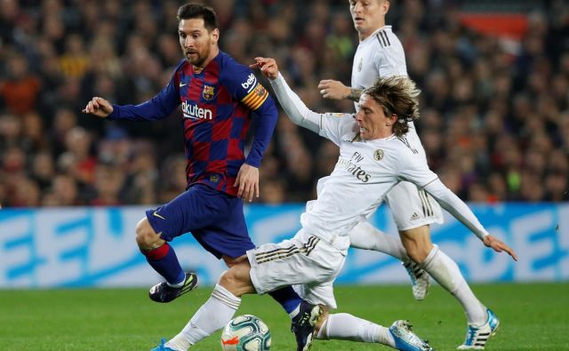 Lionel Messi je v dvoboju najboljših nogometašev let 2018 in 2019 pustil boljši vtis kot Luka Modrić. FOTO: Reuters