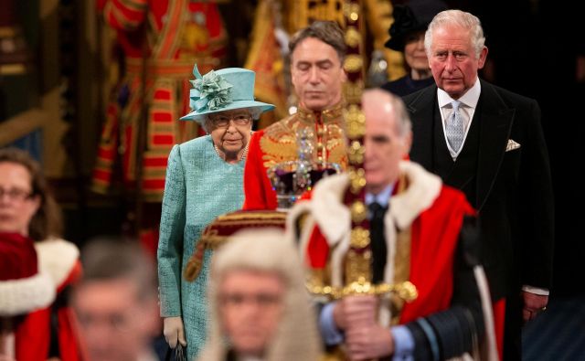 Britanska kraljica Elizabeta II. in prestolonaslednik princ Charles med prihodom v britanski parlament. FOTO: Matt Dunham/Reuters