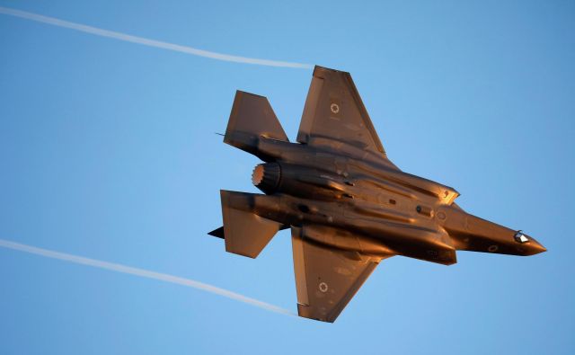 Letalo lovec F-35 Lightning II zahodne države počasi uvajajo v lastne oborožene sile. Foto Reuters