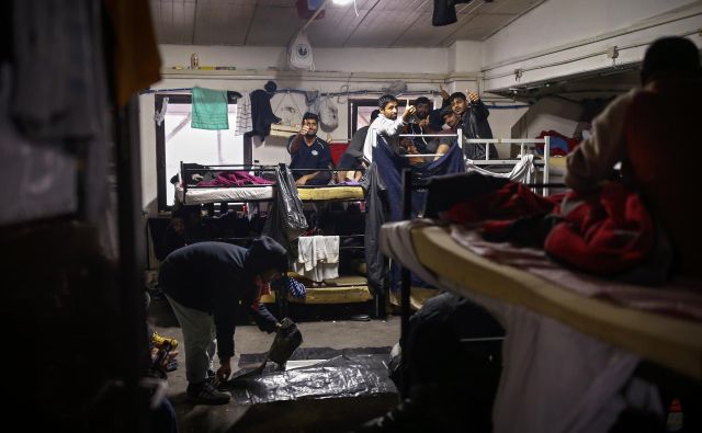 V Bihaškem centru je okoli 1800 ljudi, v Veliki Kladuši pa okoli 600. A to so uradni podatki. Dejanska številka je višja. FOTO: Matej Družnik