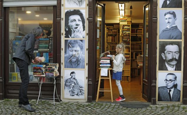 Ali ne velja več tiho pravilo, da se kakovostne knjigarne ponašajo s kakovostnimi knjigami? FOTO: Leon Vidic/Delo