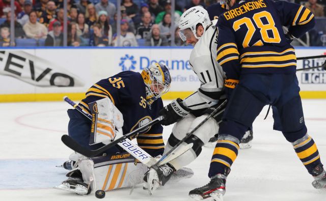 Takole sta Anžeta Kopitarja (v sredini) ustavila Linus Ullmark in Zemgus Girgensons. FOTO: Usa Today Sports