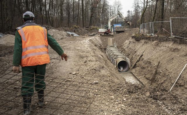 Gradnja povezovalnega kanalizacijskega kanala C0 ob Savi se kljub razprtijam in reviziji nadaljuje. FOTO: Voranc Vogel/Delo