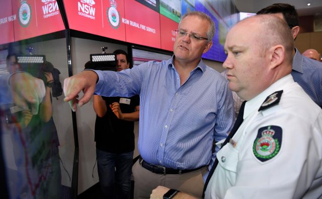  Scott Morrison z vodstvom gasilcev Novega južnega Walesa v Sydneyu. FOTO: Stringer Reuters