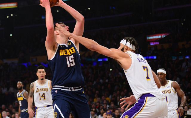 Nikola Jokić (z žogo) je prispeval viden delež k visoki zmagi moštva Denver Nuggets nad Los Angeles Lakers. FOTO: Usa Today Sports