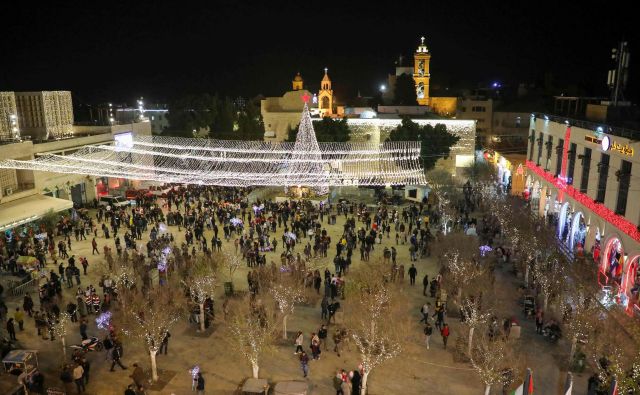 Pred baziliko se vijejo vrste turistov, ki si prav ob božiču želijo obiskati jamo znotraj cerkve, kjer se je po izročilu rodil Jezus. FOTO: Hazem Bader/AFP