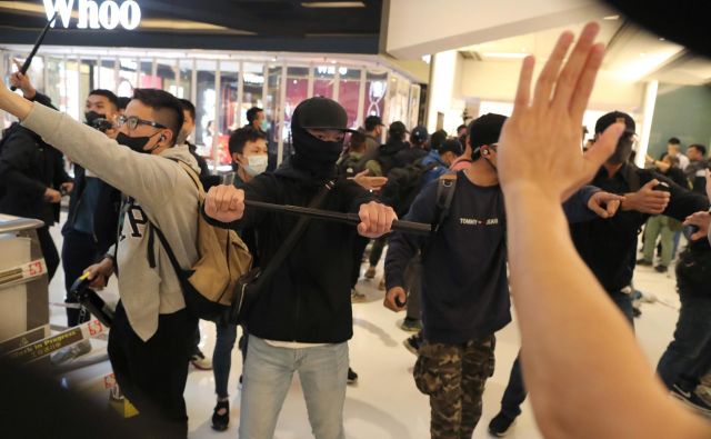 Hongkong že pol leta pretresajo protesti. FOTO: Reuters